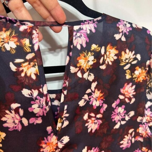 Woman’s floral blouse with cute cut out. Split hem. Size Large. Super cute! Shor - Picture 7 of 10